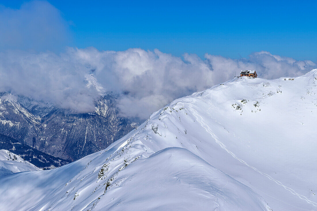 Kellerjochhütte vor Bergen in Wolken, vom Kuhmesser, Zillertal, Hochfügen, Tuxer Alpen, Tirol, Österreich