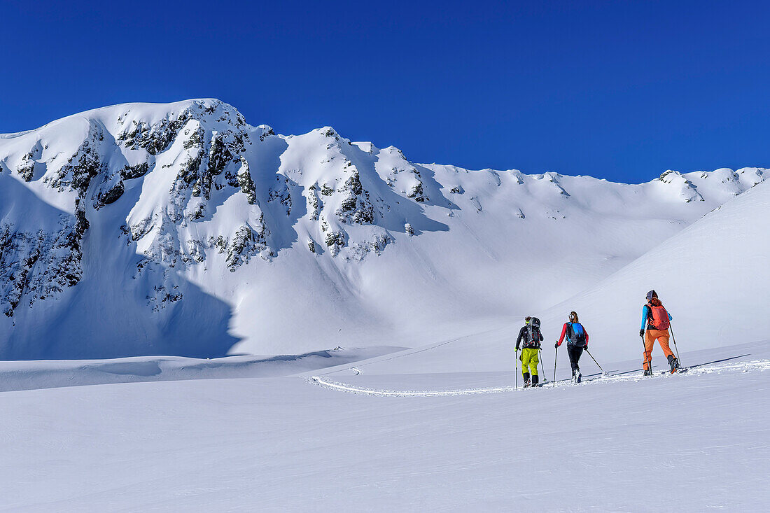 Drei Personen auf Skitour steigen zum Kellerjoch auf, Kellerjoch, Zillertal, Hochfügen, Tuxer Alpen, Tirol, Österreich