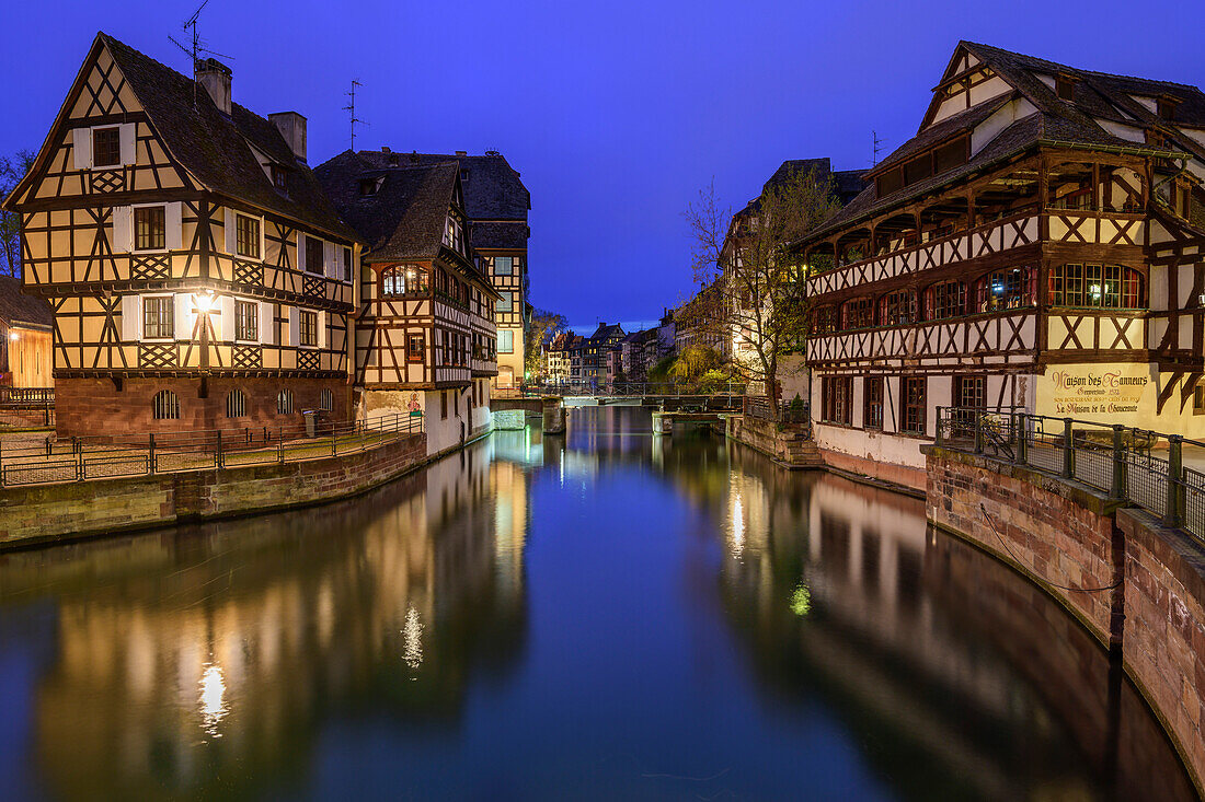 Beleuchtete Fachwerkhäuser an Kanal, Gerberviertel, Petite France, Straßburg, Strasbourg, UNESCO Welterbe Straßburg, Elsass, Grand Est, Frankreich 