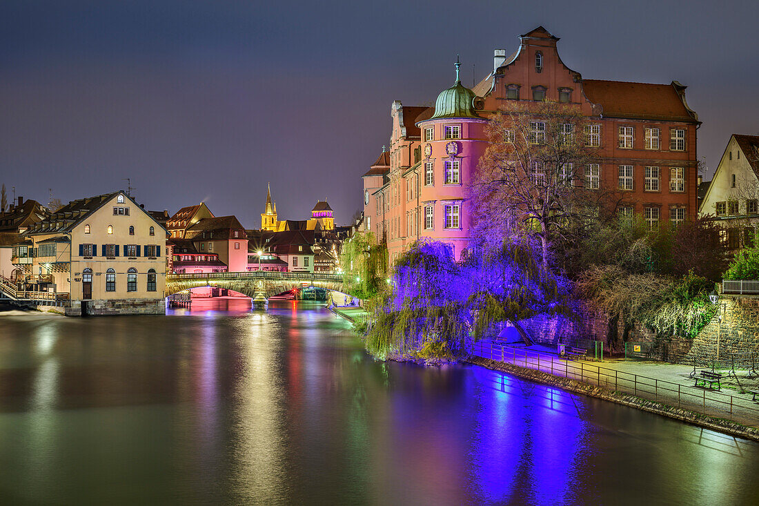 Beleuchtete Altstadt von Straßburg mit Fluss Ill im Vordergrund, Straßburg, Strasbourg, UNESCO Welterbe Straßburg, Elsass, Grand Est, Frankreich 
