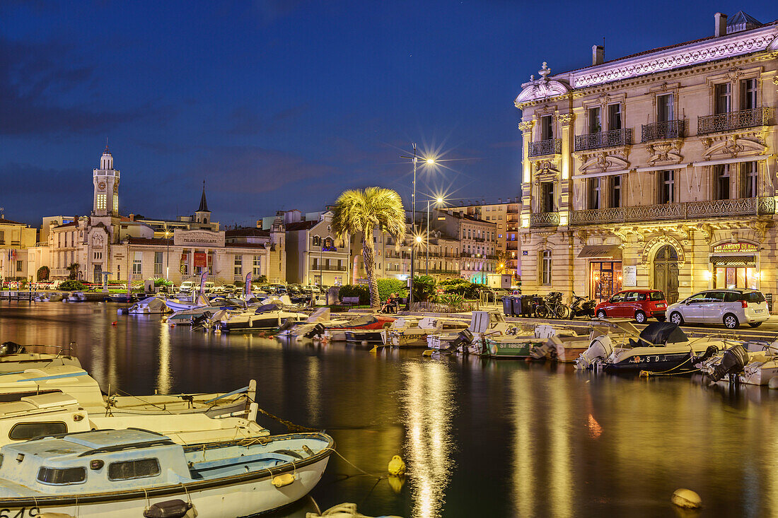 Beleuchtete Boote im Kanal von Sete mit Altstadt im Hintergrund, Sete, Canal du Midi, UNESCO Welterbe Canal du Midi, Mittelmeer, Okzitanien, Frankreich