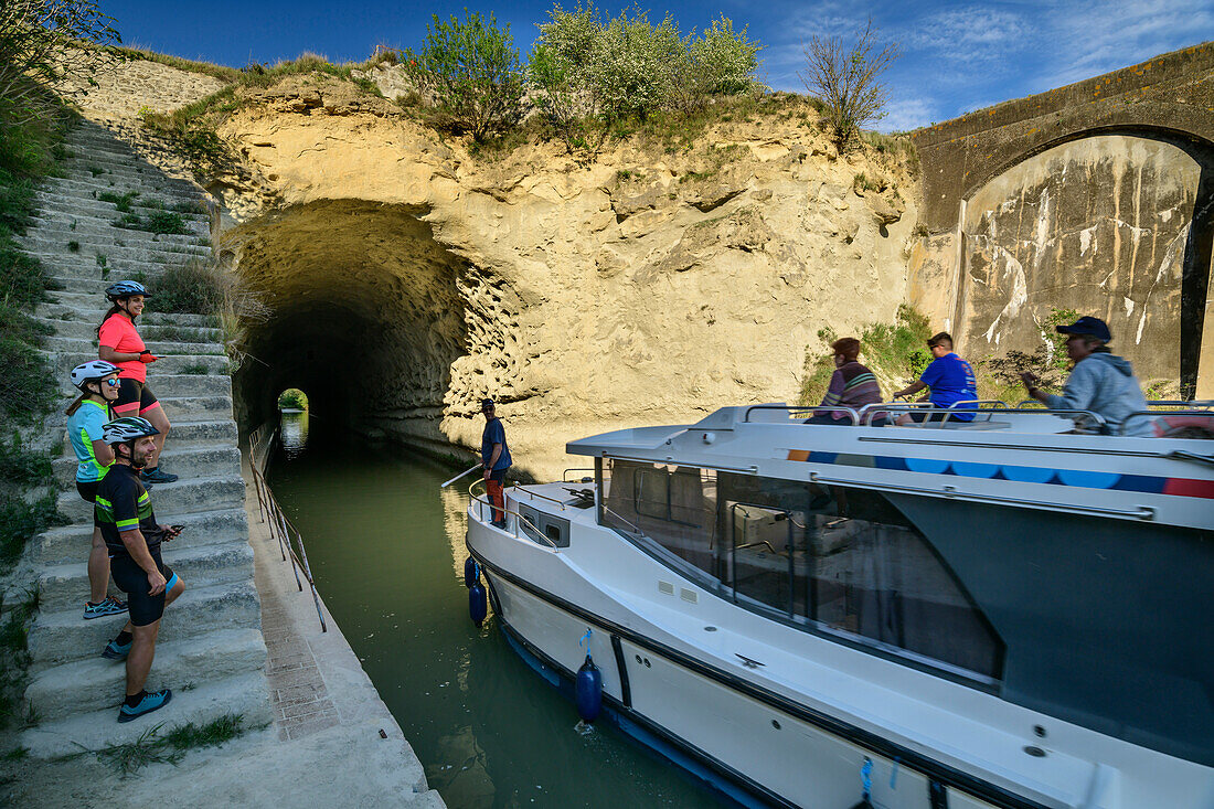 Boot fährt durch den Tunnel von Malpas, Malpas, Canal du Midi, UNESCO Welterbe Canal du Midi, Okzitanien, Frankreich
