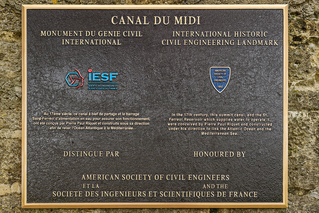 Gedenktafel Canal du Midi, bei Seuil de Naurouze, Canal du Midi, UNESCO Welterbe Canal du Midi, Okzitanien, Frankreich