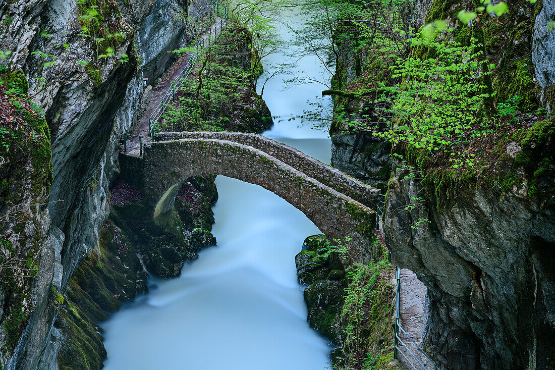 Steinbrücke führt über die Areuse, Areuse-Schlucht, Schweizer Jura, Neuenburg, Schweiz