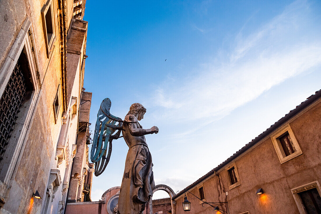 Engelsfigur in der Engelsburg Castel Sant' Angelo, Rom, Italien