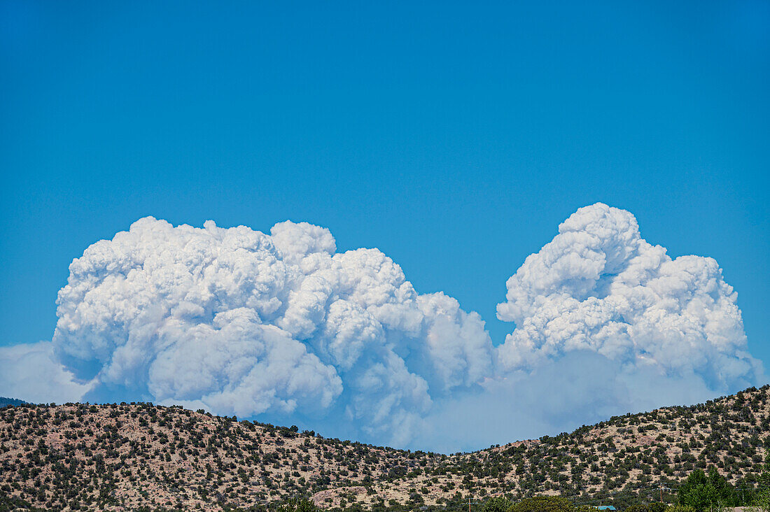 Rauch über Hügel während Calf Canyon Hermits Peak Fire, Santa Fe County, New Mexico, USA