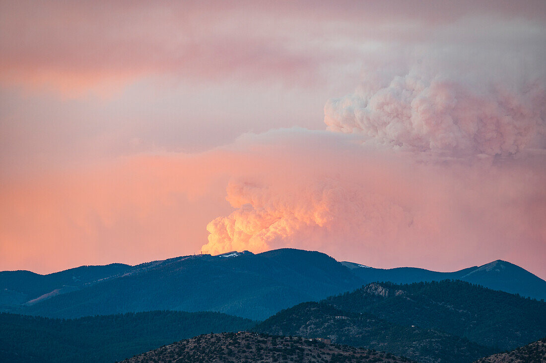 Rauch über Sangre de Cristo Mountains während Calf Canyon Hermits Peak Fire, Santa Fe County, New Mexico, USA