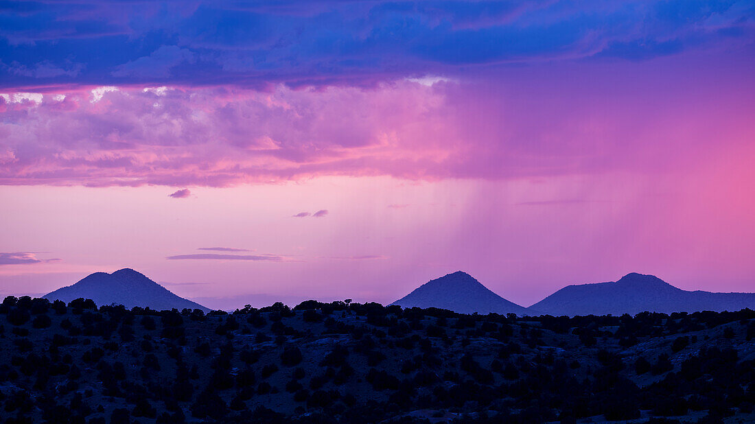 Monsun Gewitterwolken in der Abenddämmerung über Wüstenlandschaft, Lamy, Santa Fe, New Mexico, USA