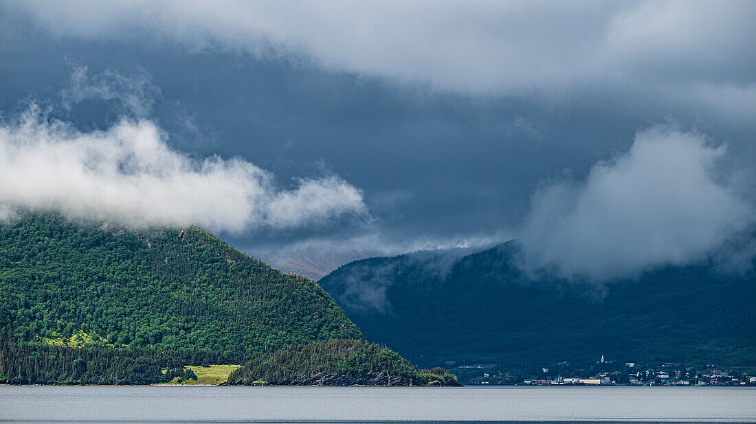 Blick auf Bonne Bay mit Regenwolken, Norris Point, Labrador, Neufundland, Kanada