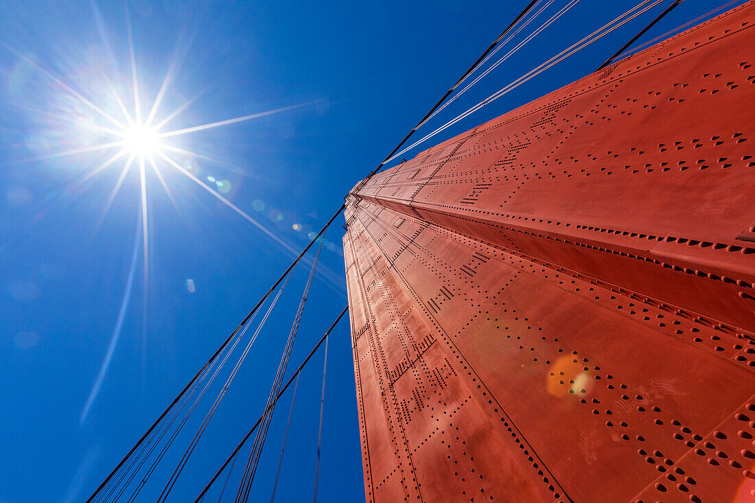 Froschperspektive der Golden Gate Bridge, Golden Gate Bridge, San Francisco, Kalifornien, USA