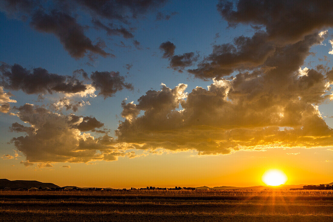 Stimmungsvoller Himmel mit Wolken und untergehender Sonne, Bellevue, Idaho, USa