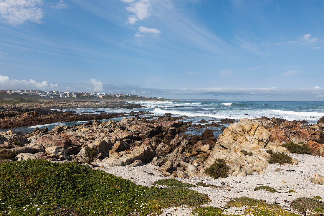 Felsige Küste und blauer Himmel, Südafrika