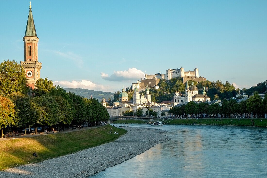 Österreich, Salzburg, Blick auf die Festung entlang des Flusses