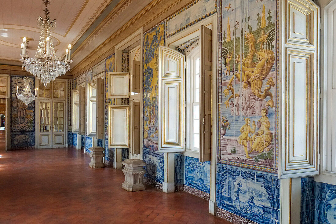 Portugal, Lissabon, portugiesische Kacheln, die die verschiedenen Kulturen der portugiesischen Kolonien im Königspalast darstellen