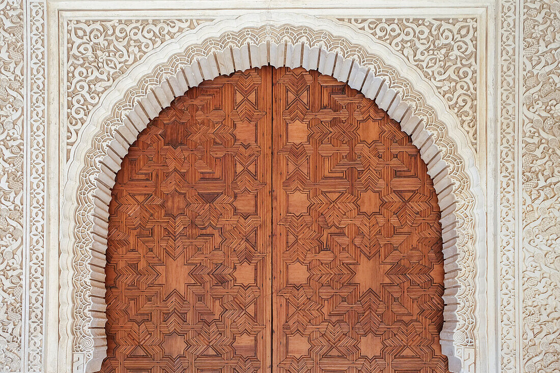 Spanien, Granada, reich verzierte Holztür und Wände der Alhambra