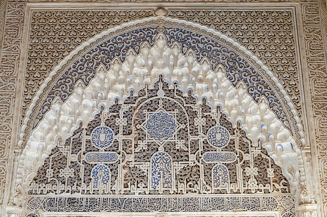 Spanien, Granada, Reliefarbeiten an der Wand der Alhambra