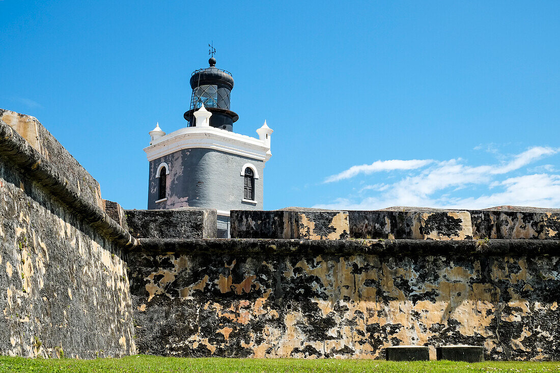 San Juan, Puerto Rico, alte Festungsmauern und Leuchtturm