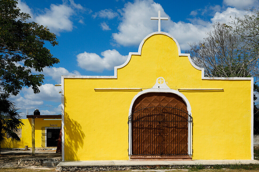 Mexiko, Yucatan, Kleine gelbe Kirche außen mit Holztür