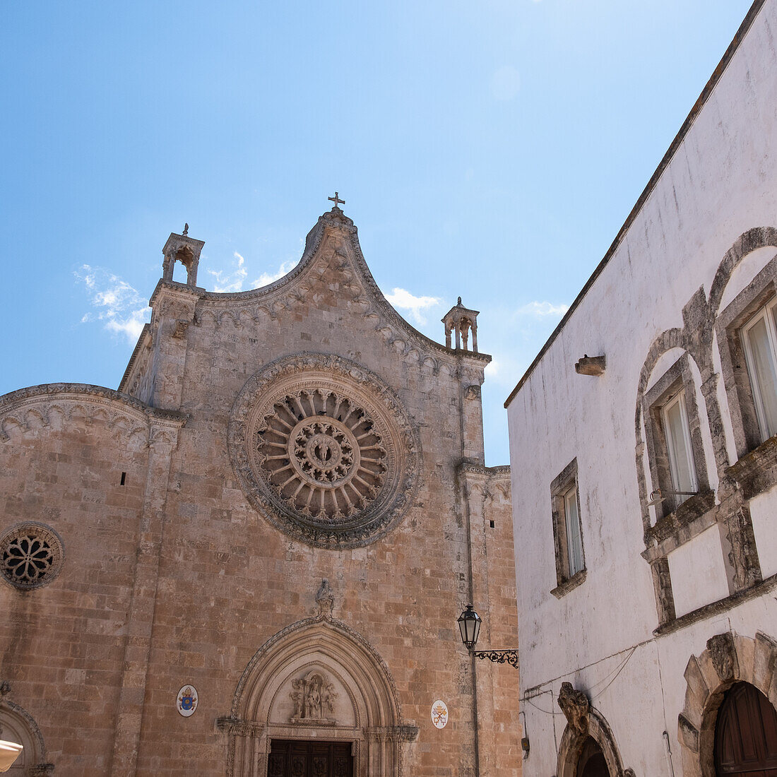 Italien, Apulien, Provinz Brindisi, Ostuni, Fassade der gotischen Kathedrale