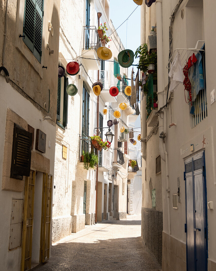 Italy, Apulia, Monopoli, Narrow alley in old town