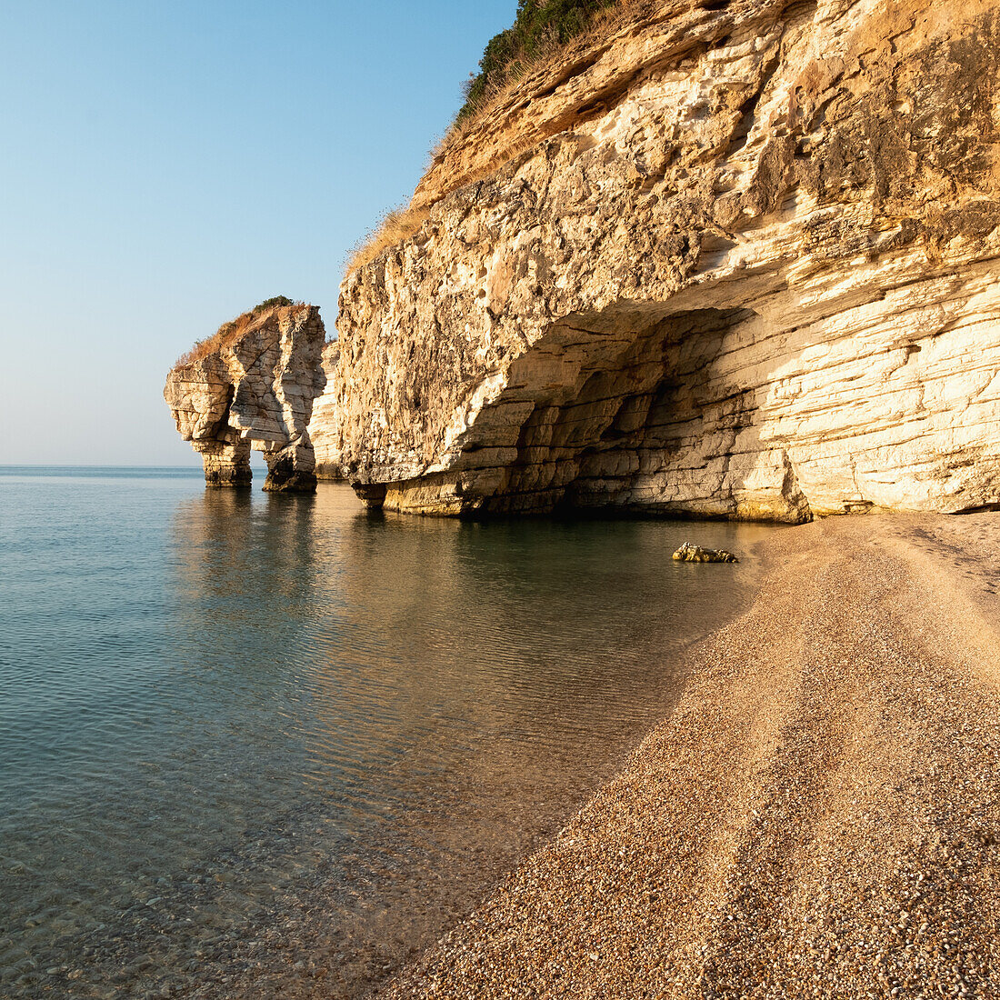Italien, Apulien, Gargano, Baia Delle Zagare, Felsformationen an der Küste der Adria