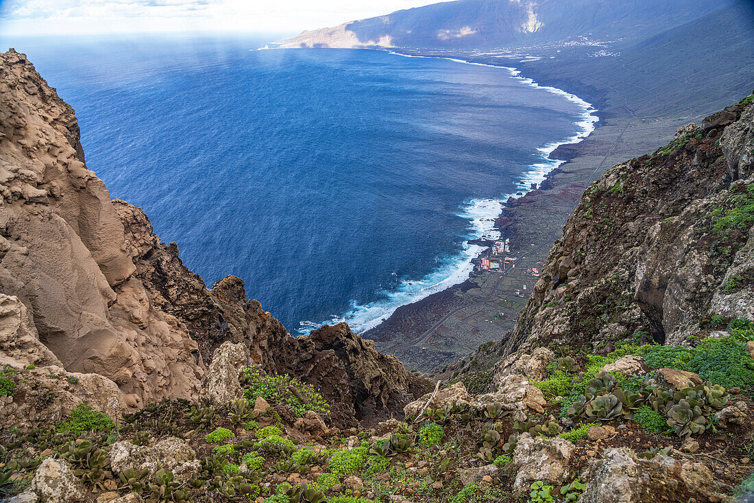 Blick vom Mirador de Bascos auf das Tal von El Golfo, El Hierro, Kanarische Inseln, Spanien 