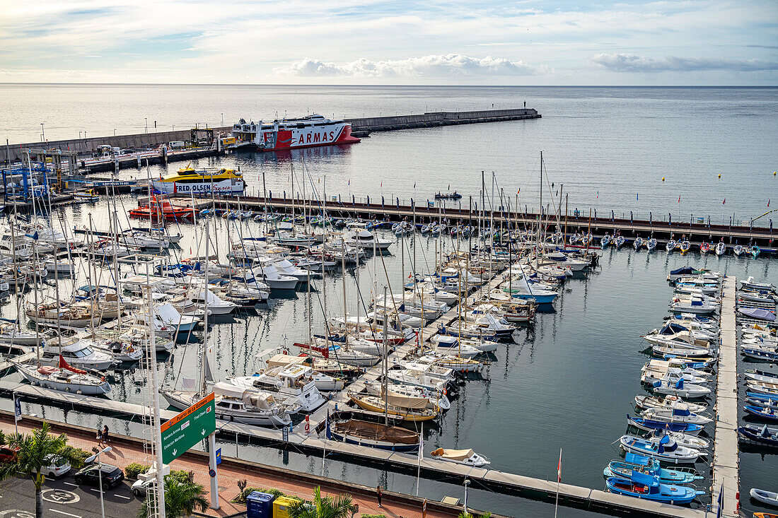 Blick auf den Hafen der Inselhauptstadt San Sebastian de La Gomera, La Gomera, Kanarische Inseln, Spanien, Europa