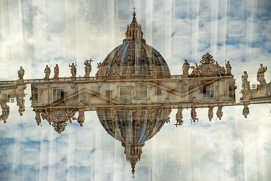 Skulpturen der alten Stadtmauer und Kuppel vom Petersdom, Vatikanstadt, Rom, Italien