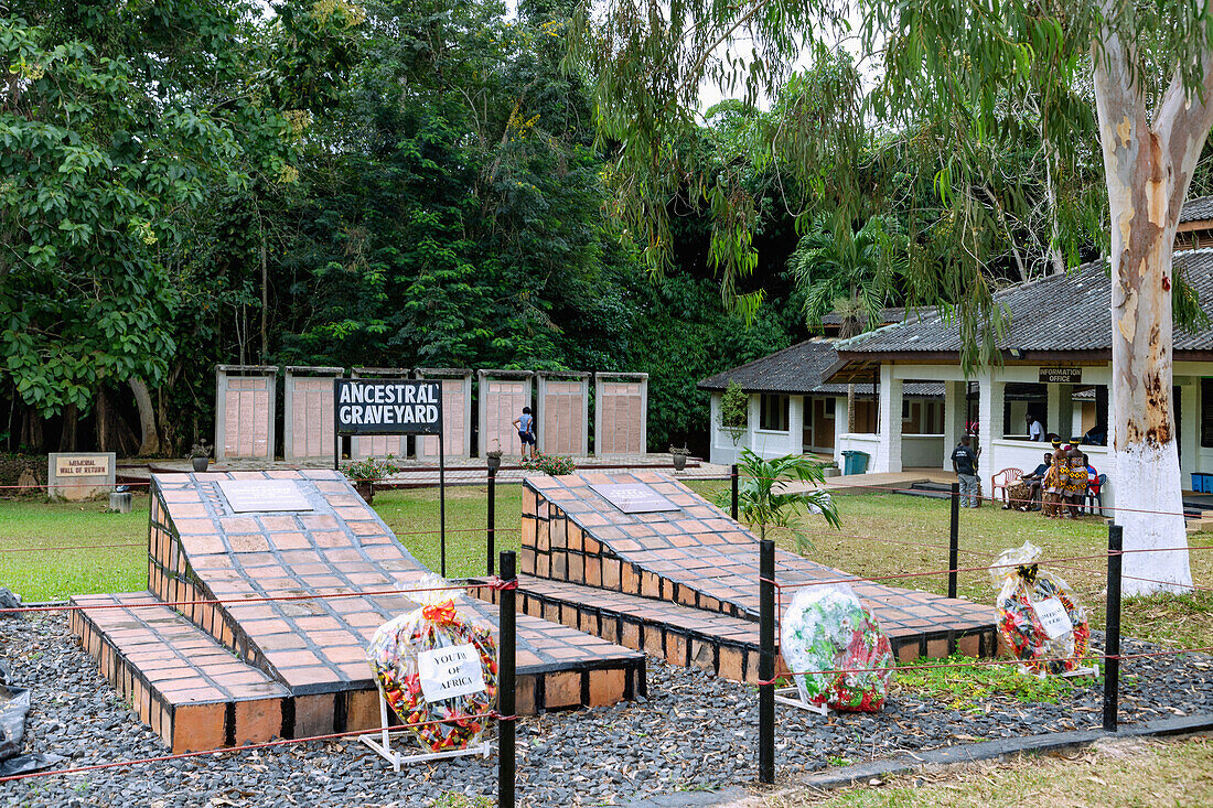 Friedhof und Erinnerungswand für rückkehrende Nachfahren Überlebender in der Last Bath Slavery Site in Assin Manso in der Central Region im Süden von Ghana in Westafrika