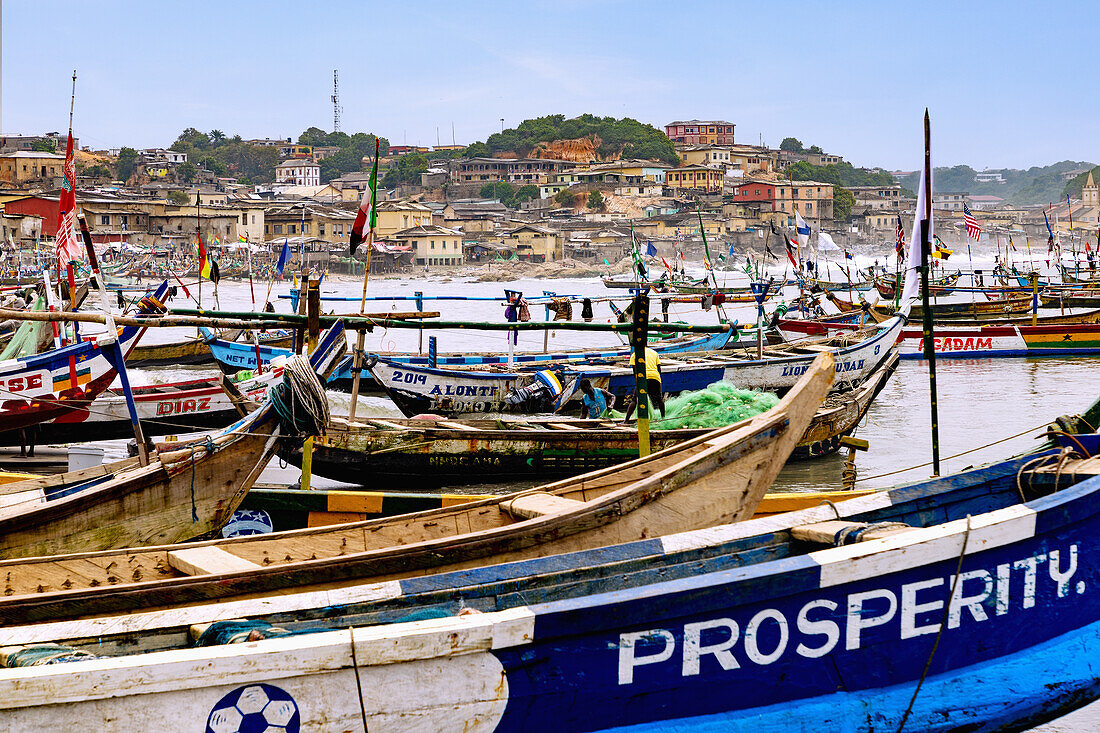 Fischerhafen in Cape Coast an der Goldküste in der Central Region im Süden von Ghana in Westafrika