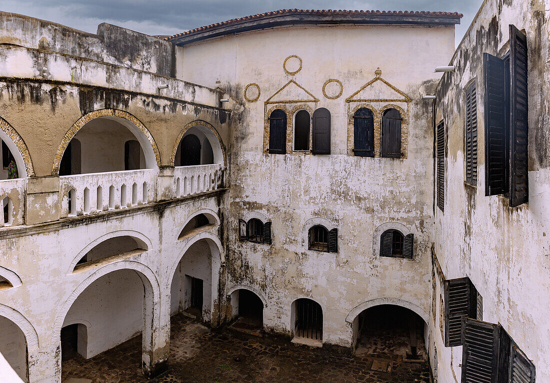 Innenhof mit. Zugang zu Sklavenkerkern, Kirche und Gouverneurstrakt im Elmina Castle in Elmina an der Goldküste in der Central Region im Süden von Ghana in Westafrika