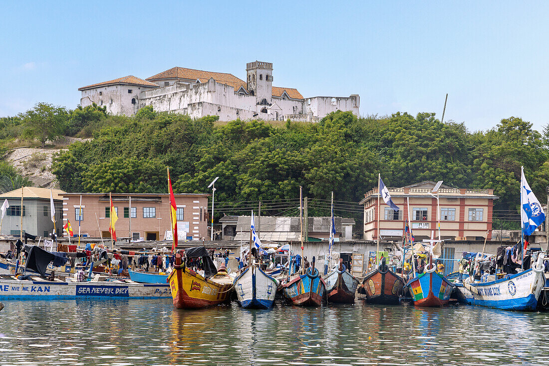 Fischerhafen in Elmina mit Blick auf die Festung São Jago da Mina in der Central Region im Westen von Ghana in Westafrika