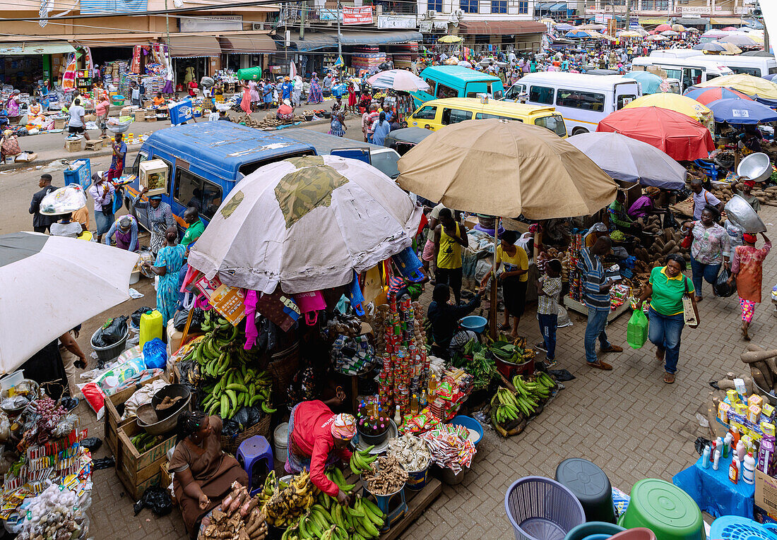 Marktstände mit Ingwer, Kochbananen und Yams im Zentralmarkt in Kumasi in der Ashanti Region im Zentrum von Ghana in Westafrika