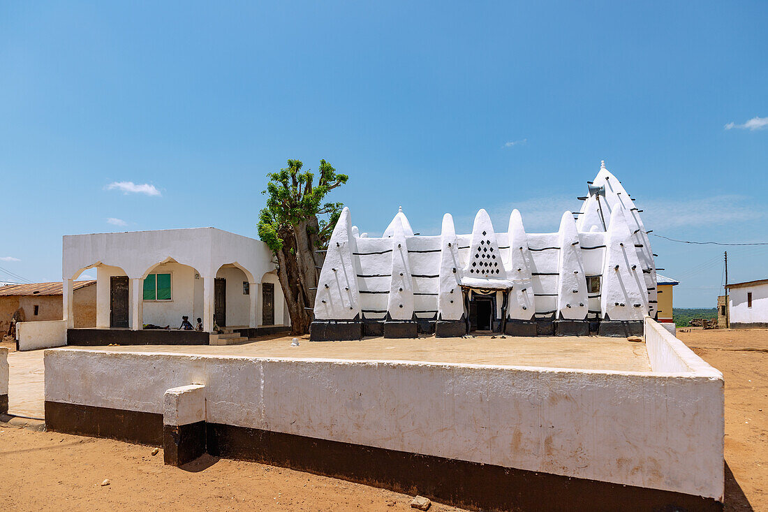 Larabanga Mosque mit Baobab, Haupteingang der Männer, in der Savannah Region im Norden von Ghana in Westafrika