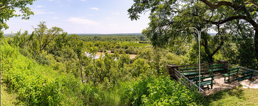 Aussichtspunkt und Blick über die Savanne und große Wasserstelle im Mole National Park in der Savannah Region im Norden von Ghana in Westafrika