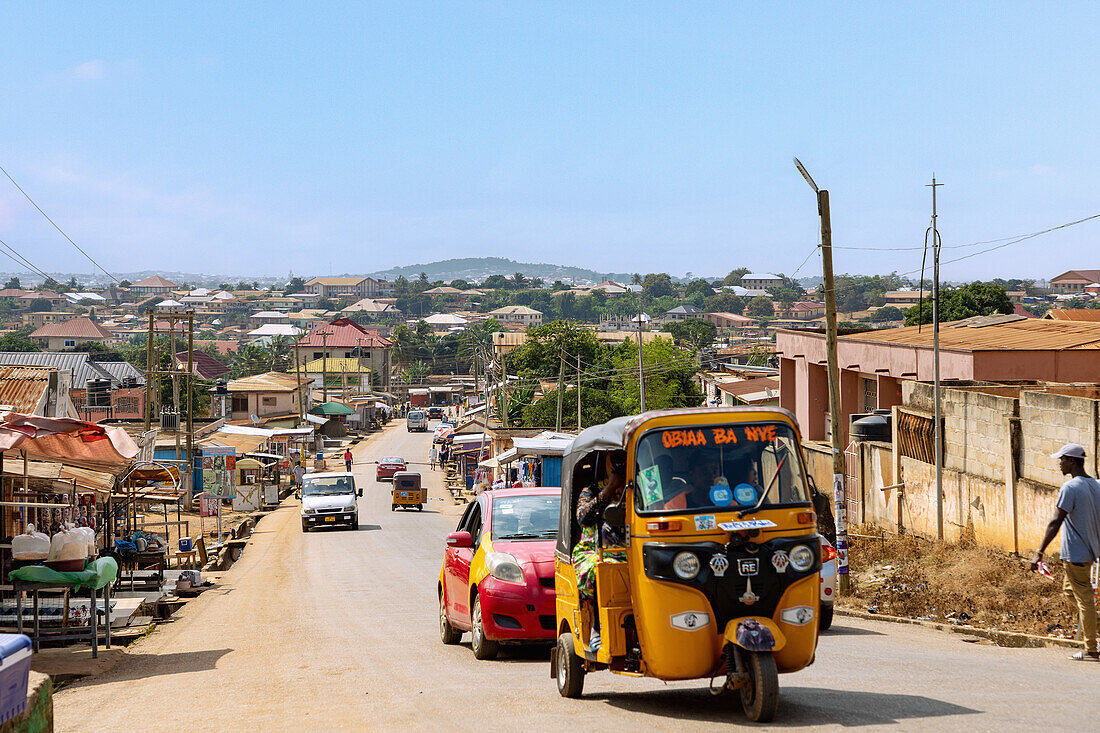 Straße und Blick über die Stadt in Pankrono nördlich von Kumasi in der Ashanti Region im Zentrum von Ghana in Westafrika