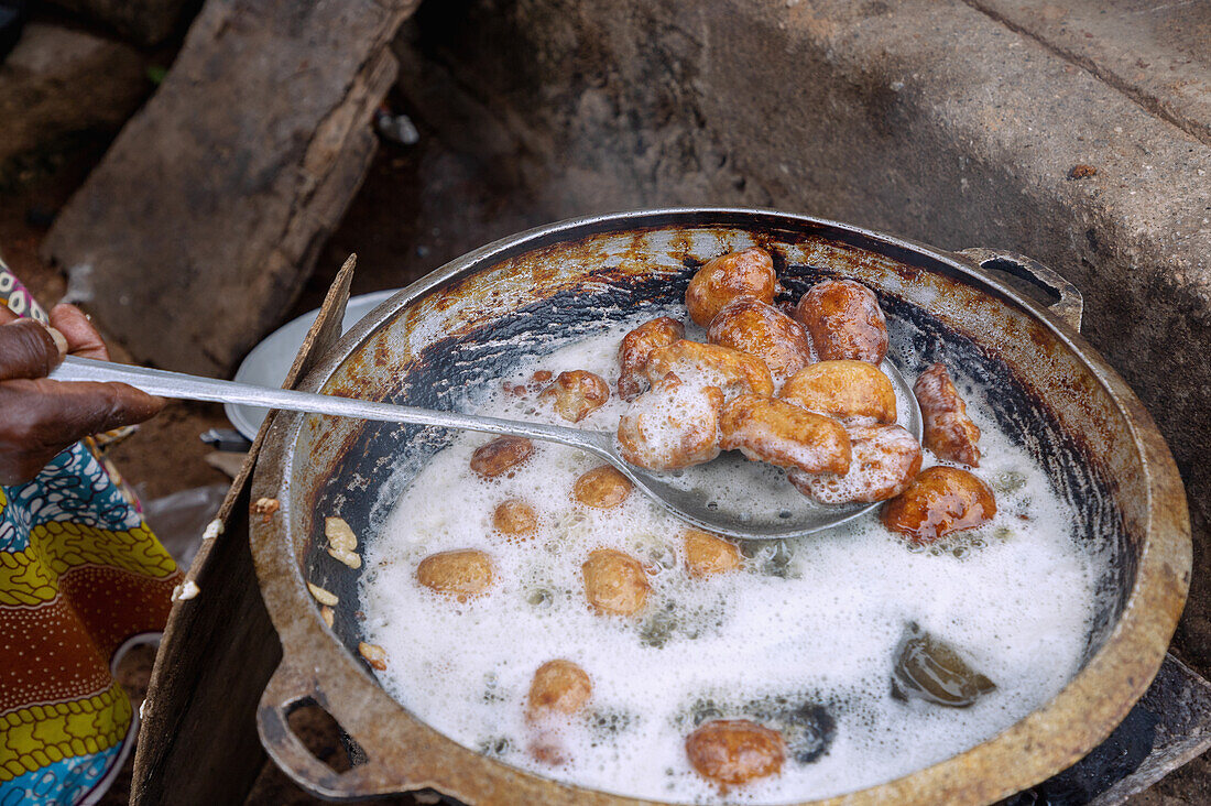 frittierte Maisknödel am Markt in Sawla in der Savannah Region im Zentrum von Ghana in Westafrika