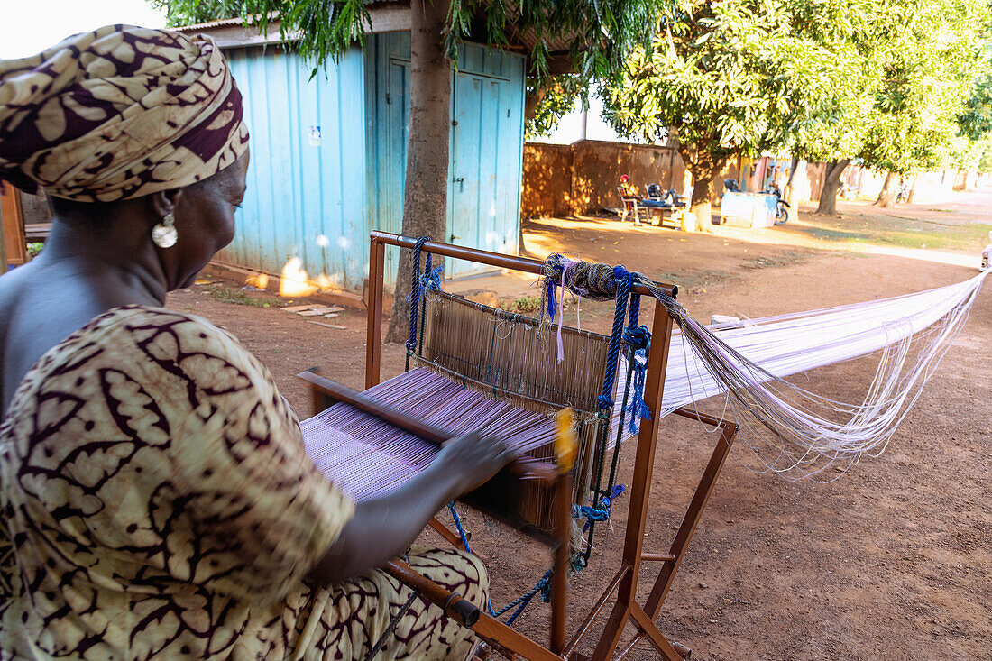 traditionelle Stoffweberei im Kulturzentrum in Tamale in der Northern Region im Norden von Ghana in Westafrika