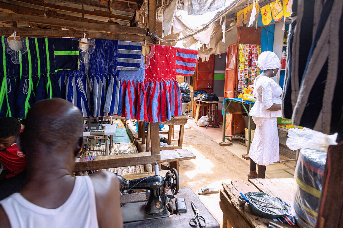 Schneiderei der traditionellen Smoks der Dagomba auf dem Zentralmarkt in Tamale in der Northern Region im Norden von Ghana in Westafrika