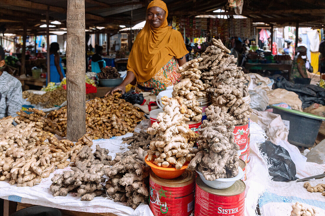 Verkauf von Ingwer auf dem Wochenmarkt in Techiman in der Bono-East-Region im Zentrum von Ghana in Westafrika