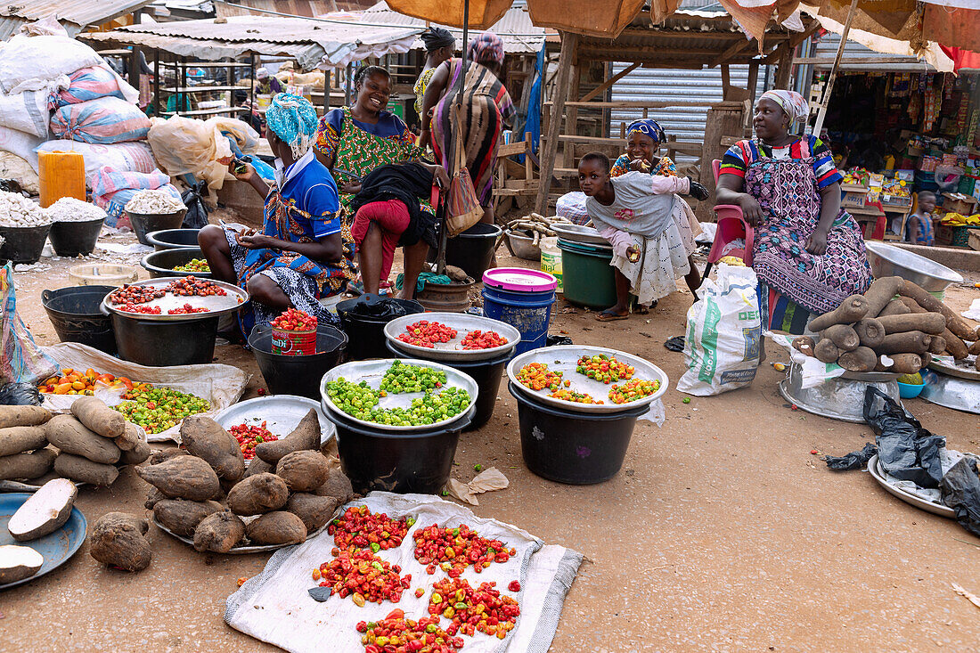 Verkauf von Chili, Habanero und Yams auf dem Wochenmarkt in Techiman in der Bono-East-Region im Zentrum von Ghana in Westafrika