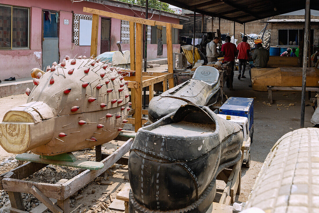 Sargwerkstatt von Lori Sanan in Teshie-Nungua in der Region Greater Accra im Osten von Ghana in Westafrika