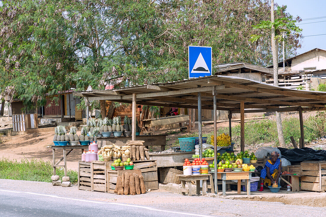 Straßenverkauf von Tomaten, Bananen, Papayas, Mangos, Ananas, Yams und Süßkartoffeln in Winneba in der Central Region im Westen von Ghana in Westafrika