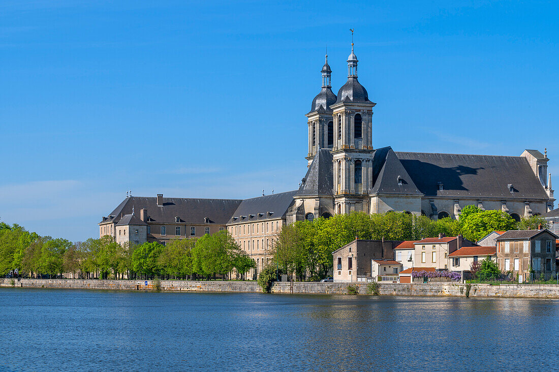 Mosel mit Abbaye Des Prémontrés in Pont-à-Mousson, Meurthe-et-Moselle, Lothringen, Grand Est, Frankreich