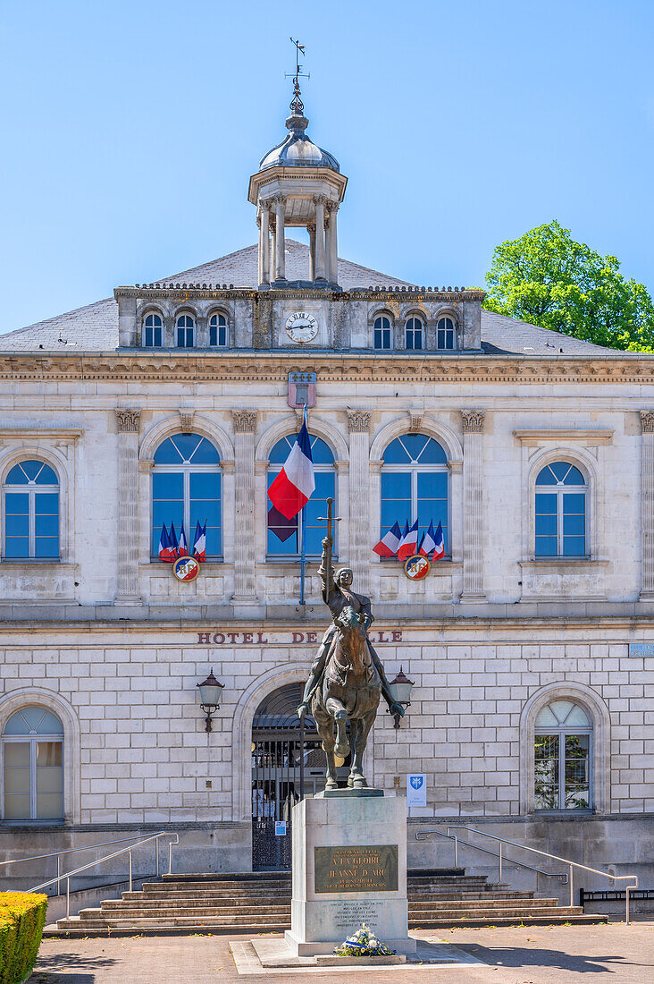 Rathaus von Vaucouleurs mit der Reiterstatue der Jeanne d'Arc, Meuse, Lothringen, Grand Est, Frankreich