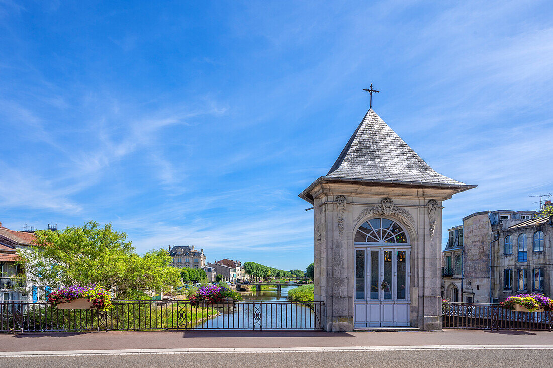 Pont Notre-Dame in Bar-le-Duc with Chapelle-oratoire Notre-Dame-de-la-Paix, Meuse, Lorraine, Grand Est, Alsace-Champagne-Ardenne-Lorraine, France