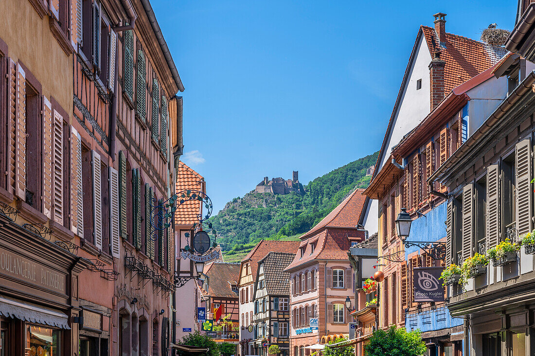 Alley in Ribeauville with St. Ulrich Castle, Château de St. Ulrich, Rappoltsweiler, Haut-Rhin, Route des Vins d'Alsace, Alsatian Wine Route, Grand Est, Alsace-Champagne-Ardenne-Lorraine, France