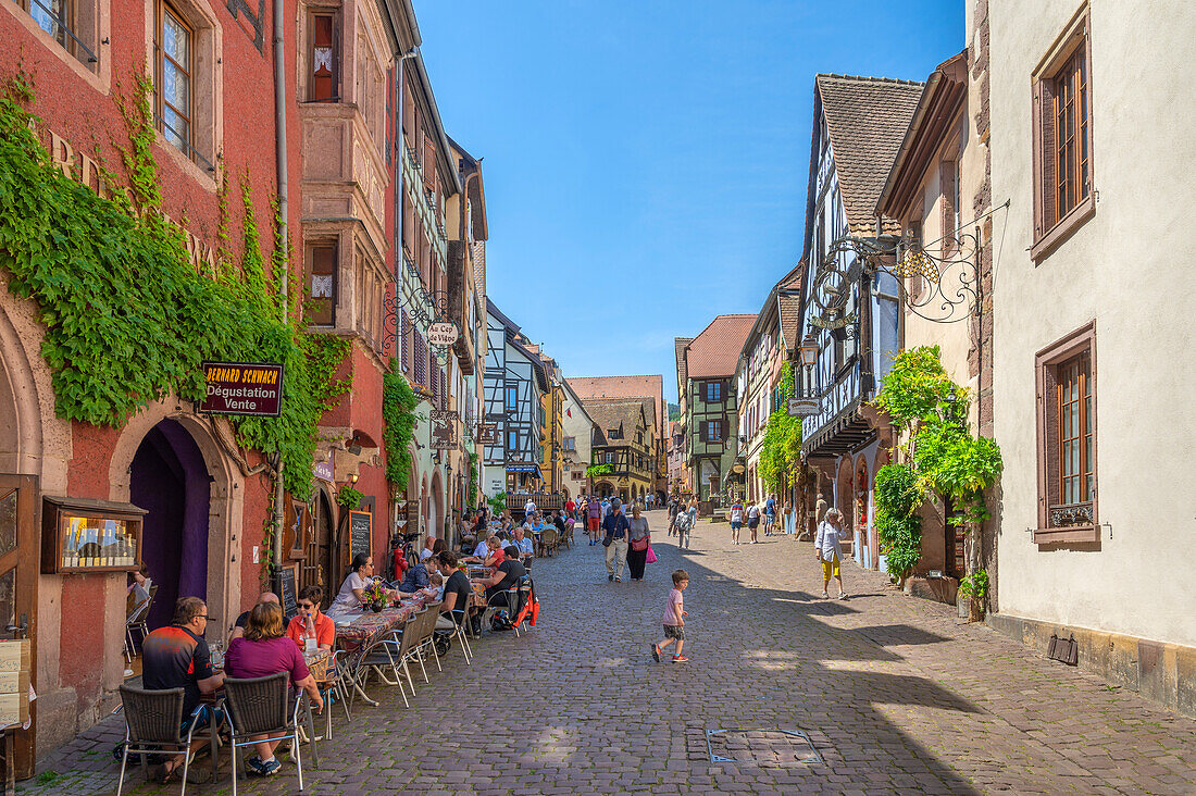 Alley in Riquewihr, Reichenweier, Haut-Rhin, Route des Vins d'Alsace, Alsace Wine Route, Grand Est, Alsace-Champagne-Ardenne-Lorraine, France