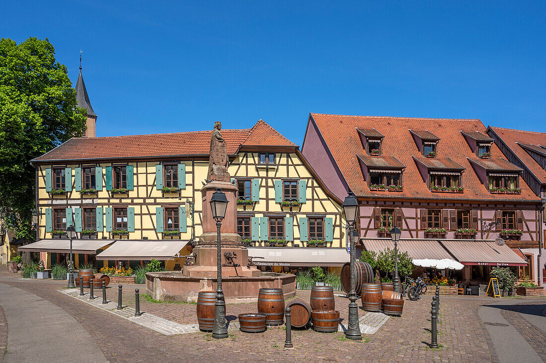 Gasse in Ribeauville, Rappoltsweiler, Haut-Rhin, Route des Vins d'Alsace, Elsässer Weinstraße, Grand Est, Frankreich