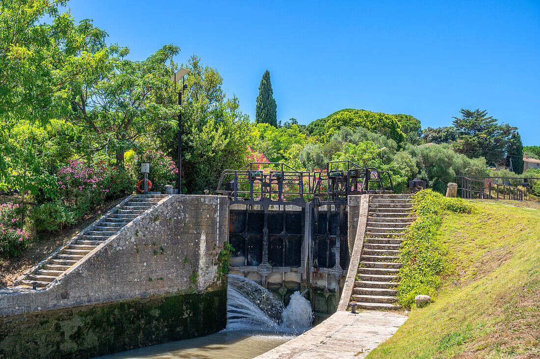 Die Schleusen 'Les 9 Écluses de Fonseranes' am Canal du Midi bei Béziers, Hérault, Languedoc-Roussillon, Occitanie, Languedoc-Roussillon-Midi-Pyrénées, Frankreich